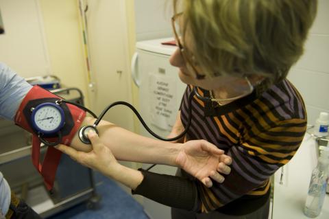Médécin prenant la tension d'un patient