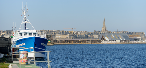 Navire dans le port de St Malo